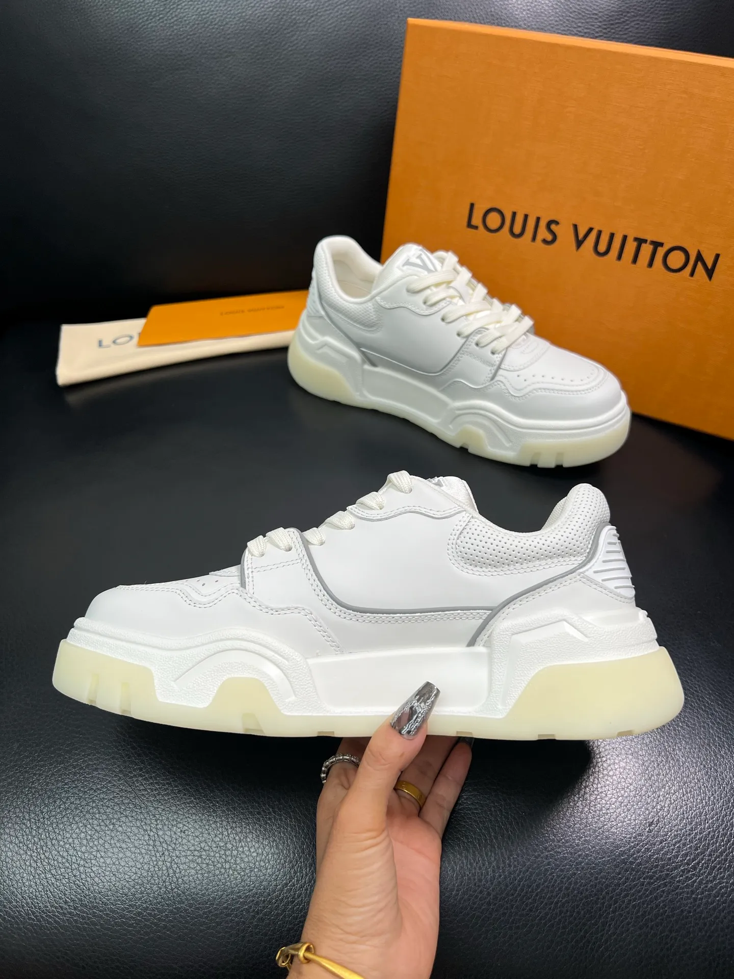 Men's shoes 💰900 Lv top purchase Louis Vuitton, counter synchronization, uppers imported from Italy cowhide, imported mesh padding soft and comfortable, soles: original soles specially provided by the original factory, T men's shoes 💰U exclusive movable molded soles super comfortable, original factory and single goods, high quality, welcome to compare, code number 38-44 (customized 45) 85883